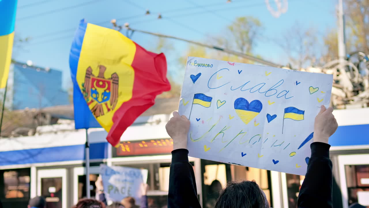 Proteste contro l'invasione russa dell'Ucraina a Chișinău, in Moldova. Molte persone con bandiere e poster ucraini