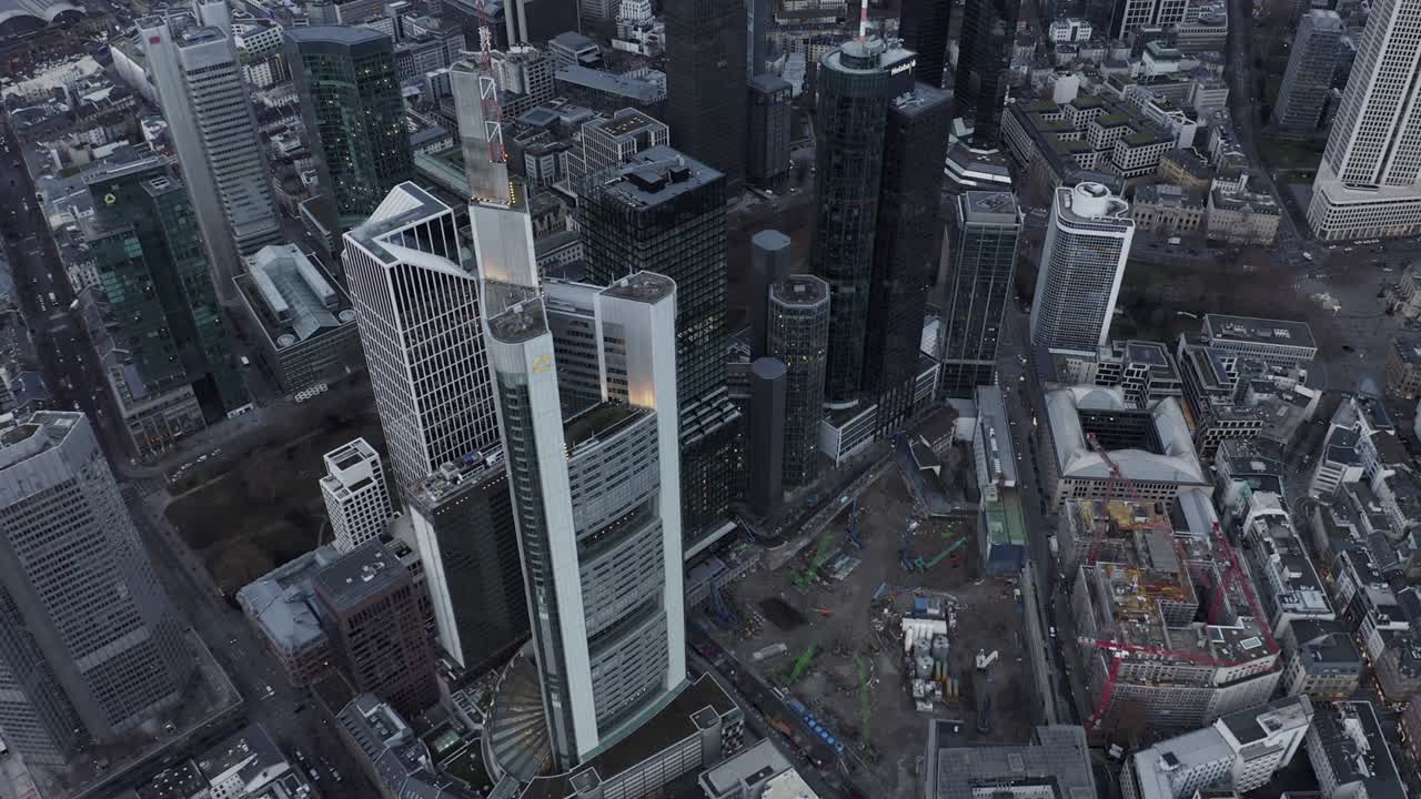 Imagens aéreas da Torre Commerzbank e dos arranha-céus circundantes do centro da cidade. Construção de novos edifícios na cidade. Frankfurt am Main, Alemanha