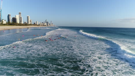 Luftaufnahme-Einer-Gruppe-Von-Zangen,-Die-Während-Einer-Morgendlichen-Trainingseinheit-Am-Mermaid-Beach-Gold-Coast-Australien-Auf-Brettern-Paddeln