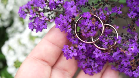 anillos de boda en una pequeña flor morada