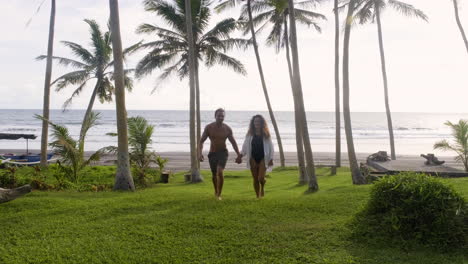 pareja cogida de la mano al aire libre