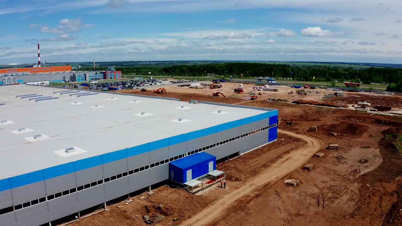 movimiento aéreo sobre el sitio de construcción de almacenamiento cerca de la planta