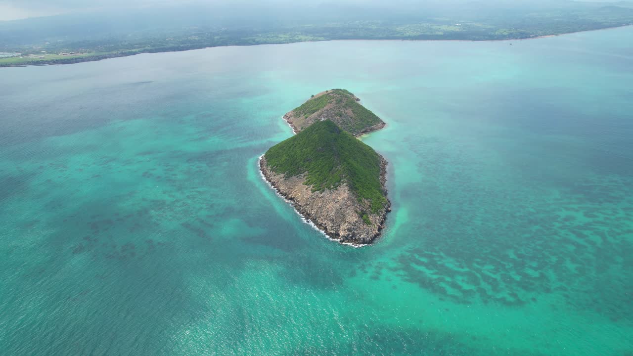 Vista aérea desde Ilhéu das Cabras. Desde lo alto, se aprecia el sereno aislamiento, el ambiente de paraíso tropical y el impresionante paisaje natural de esta joya escondida en Santo Tomé, África.