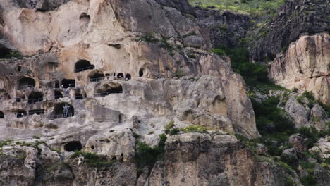 Höhlenkloster-Vardzia,-Ausgegraben-Im-Berg-Eruscheti-In-Georgien
