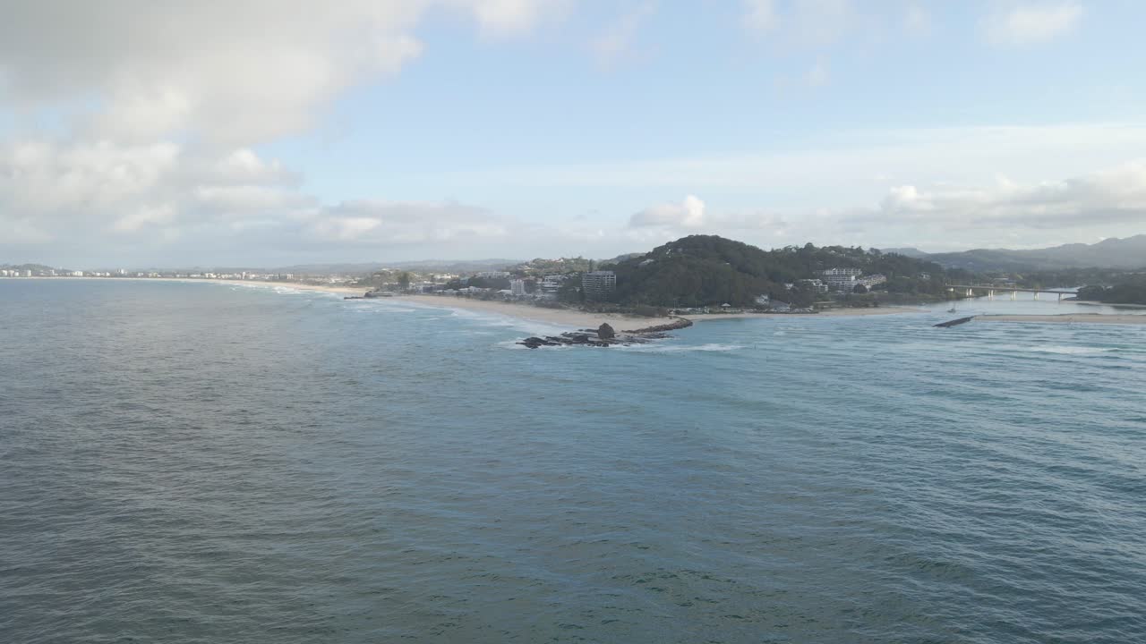 호주 qld의 흐린 푸른 하늘에 있는 커럼빈 해변과 월리스 니콜 공원의 공중 전망