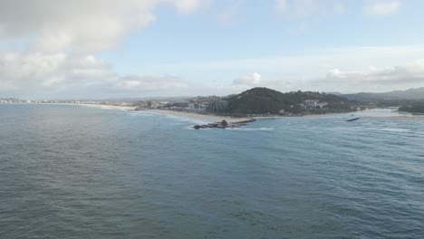 Luftaufnahme-Von-Currumbin-Beach-Und-Wallace-Nicoll-Park-An-Einem-Bewölkten-Blauen-Himmel-In-Qld,-Australien