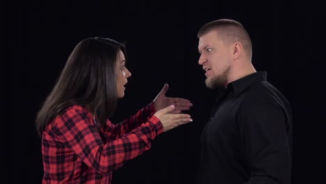 pareja discutiendo