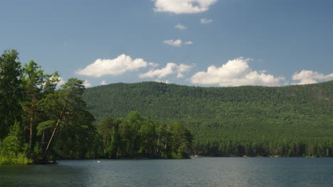 ruhige landschaft am see