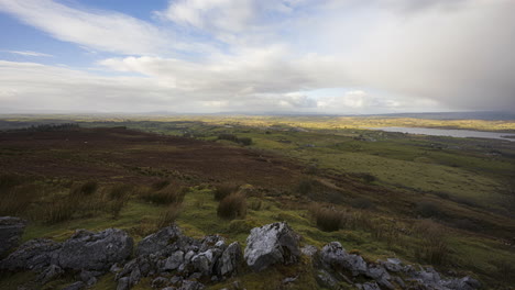 Lapso-De-Tiempo-Del-Paisaje-Rural-Y-Remoto-De-Hierba,-árboles-Y-Rocas-Durante-El-Día-En-Las-Colinas-De-Carrowkeel-En-El-Condado-De-Sligo,-Irlanda