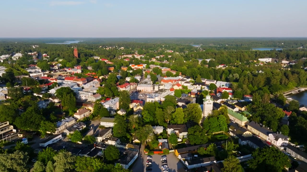 Luftfoto mot gamlebyen i Tammisaari by, sommersolnedgang i Finland