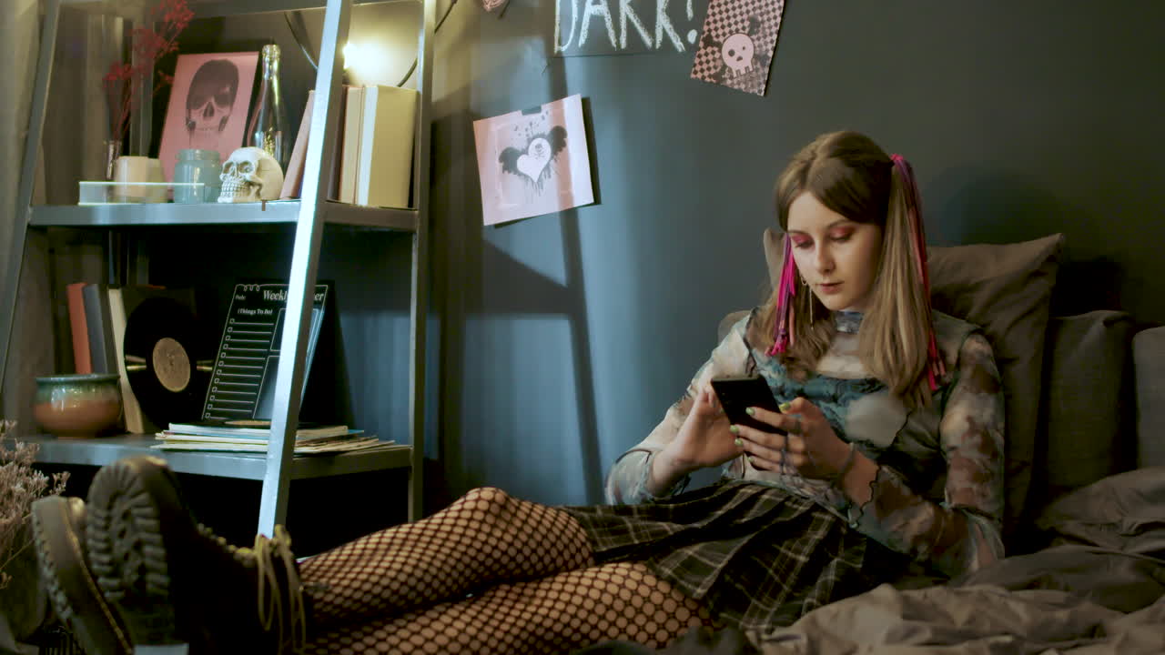 chica en el dormitorio