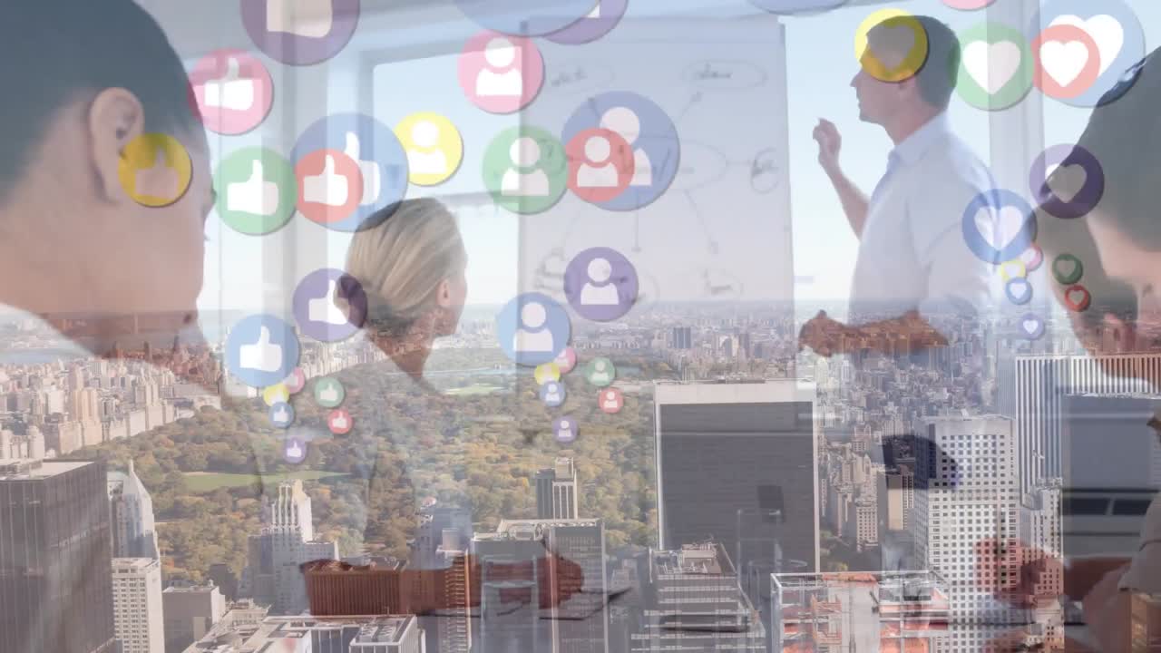 소셜 미디어 아이콘과 도시 풍경의 애니메이션을 사무실에서 다양한 사업가들에게 보여줍니다.