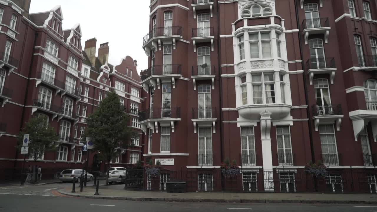 런던의 우아한 빅토리아 시대 아파트 건물