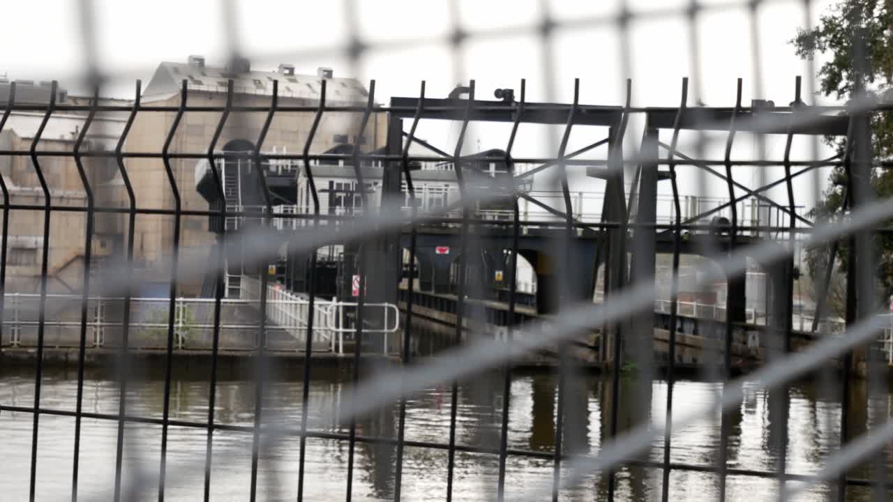 valla de malla metálica vacía tranquila seguridad del canal waterway gateway dolly izquierda
