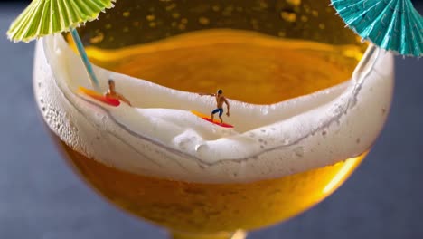 surfistas en miniatura en una ola de cerveza