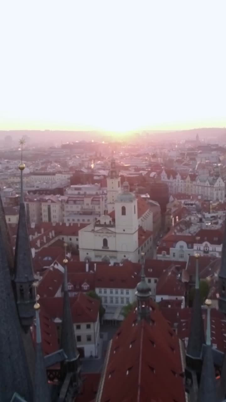 Vista aerea del panorama urbano di Praga con la Chiesa di Santa Maria di Týn al tramonto