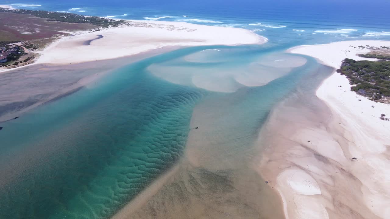 호수 입구는 모래 언덕과 퇴적물로 바다로 침투하여 아름다운 패턴을 만니다.