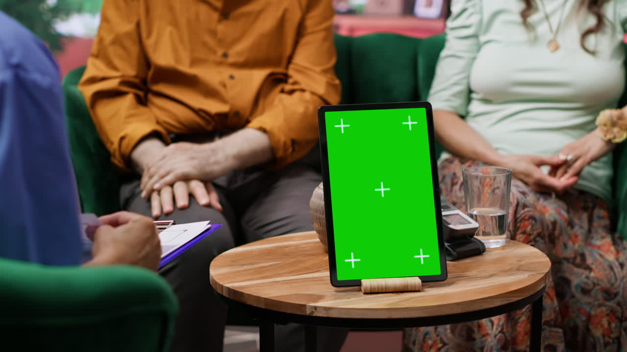 asistente médico que lee un tratamiento recetado a personas mayores