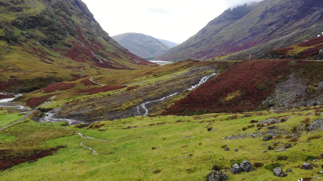 vista aérea del dramático paisaje de glencoe en escocia con el río coe fluyendo en el medio