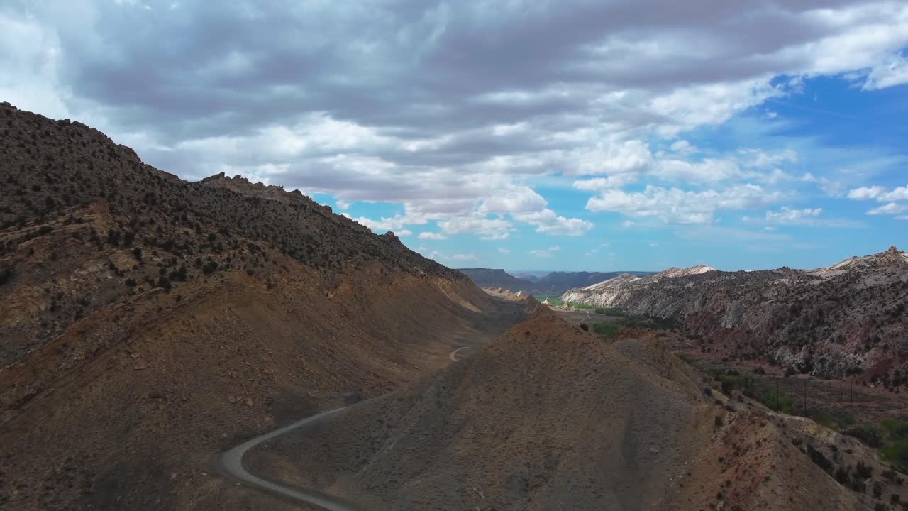 carretera escénica entre rocas sedimentarias en el monumento nacional gran escalera escalante, utah, estados unidos