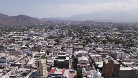 Santa-Marta's-urban-expanse-against-mountain-backdrop,-Colombia