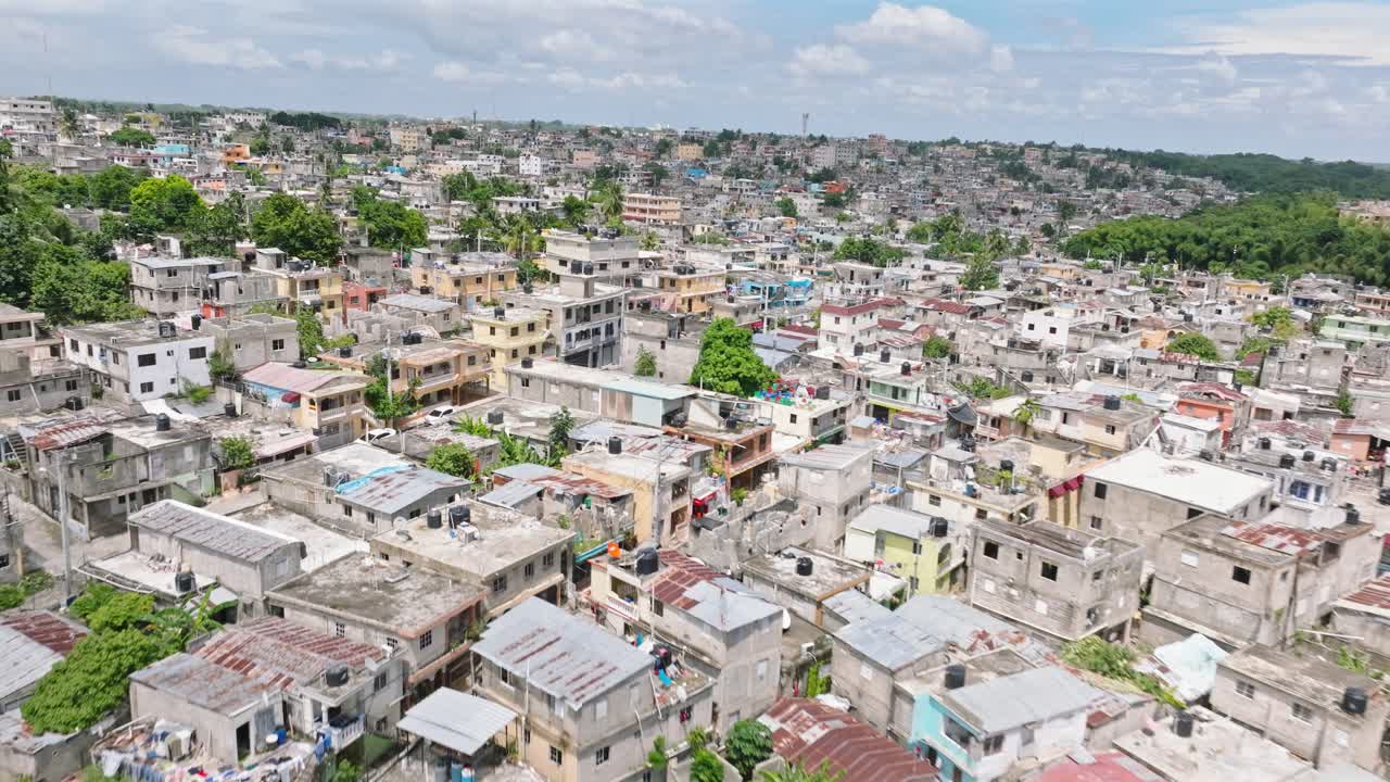 산토 도밍고(santo domingo)에 있는 엔산체 시몬 볼리바르(ensanche simón bolívar) 구역의 다채롭고 오래된 주택 지역 위로 느린 공중 전진 비행