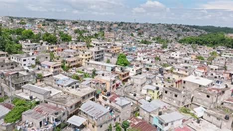 lento vuelo aéreo hacia adelante sobre la colorida zona de viviendas antiguas del sector del ensanche simón bolívar en santo domingo