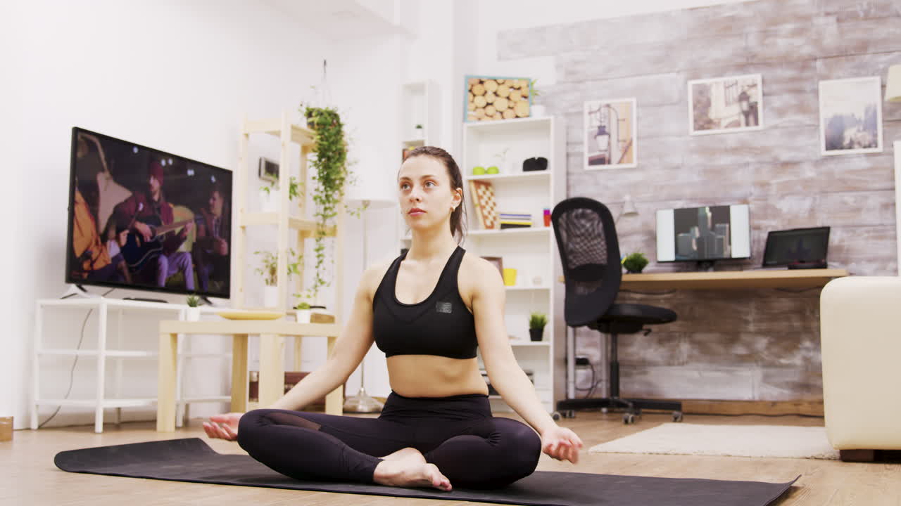 mujer practicando yoga en casa