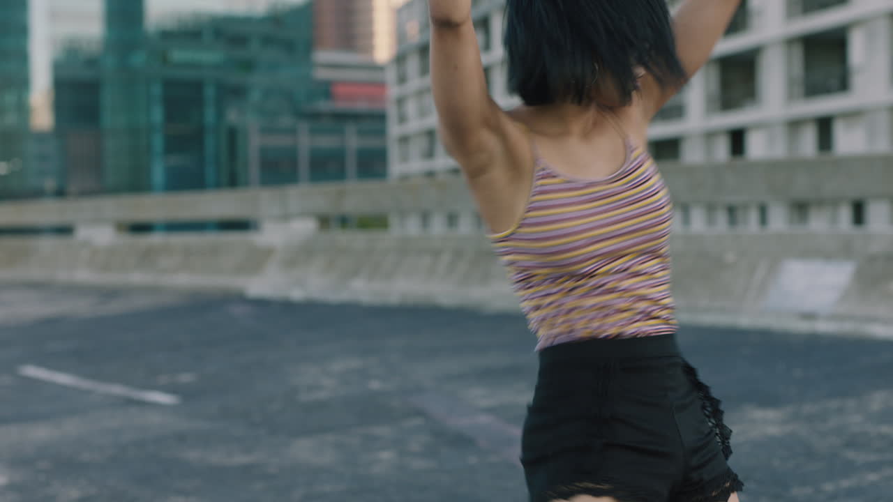 mujer bailarina hermosa joven bailarina hispana realizando baile callejero de estilo urbano en la ciudad practicando movimientos de estilo libre
