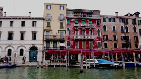 -venice_from_a_vaporetto_facade_buliding_and_then_gondole_v2 프레임 속도: 59