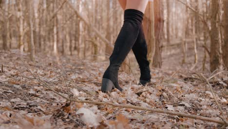 Piernas-De-Una-Mujer-Caminando-En-El-Bosque