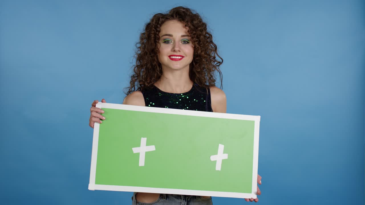 chica de la discoteca con pantalla verde