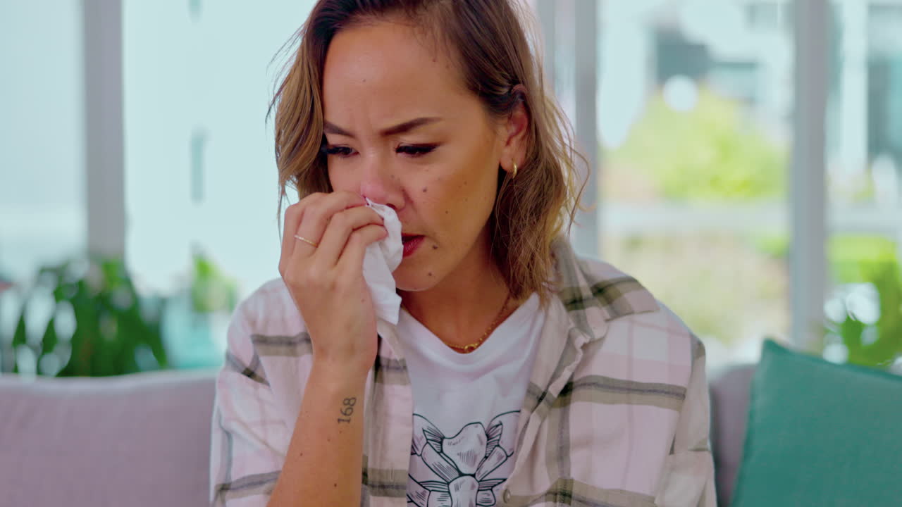 enfermo, estornudando y mujer con nariz sinusal soplando