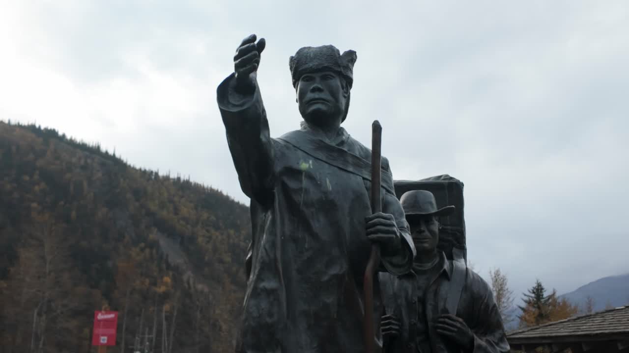 Güneydoğu Alaska’daki Klondike Altına Hücum sırasında yerli Tlingit rehberlerini anmak için yapılan Skagway Centennial anıtının gimbal yakın çekim kaydırmalı görüntüsü. 4K