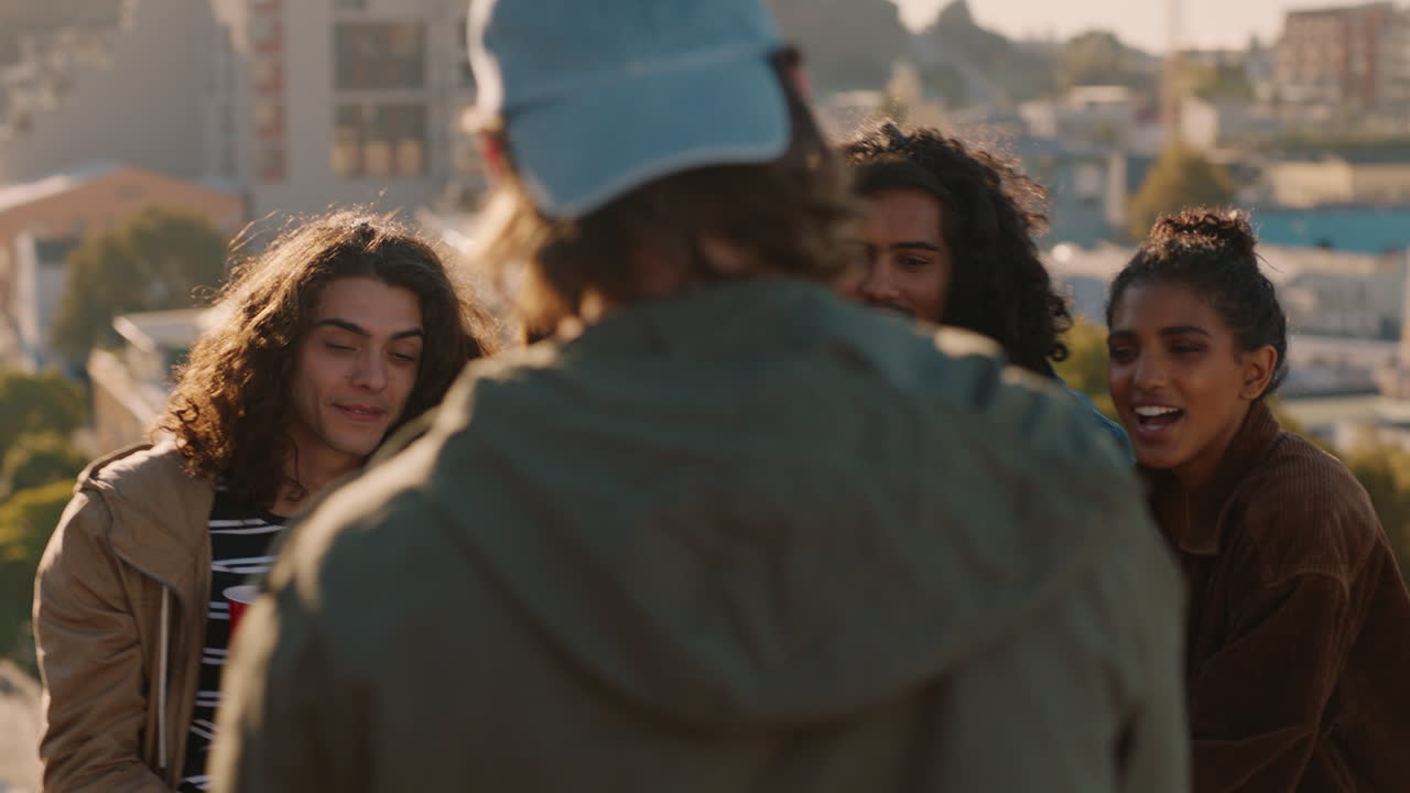 amigos felices pasando el rato en la azotea posando para una foto disfrutando de la celebración de la fiesta de fin de semana divirtiéndose compartiendo celebrando la amistad al atardecer