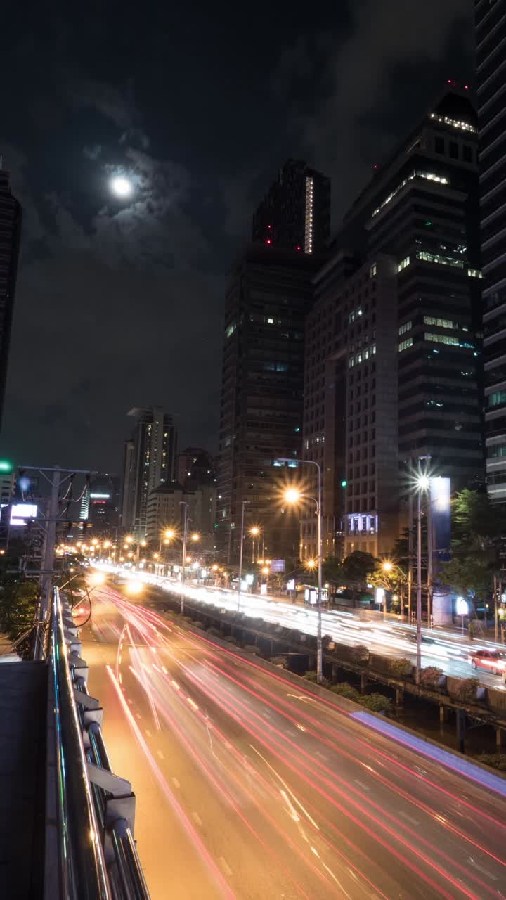 Time-lapse del traffico cittadino di notte con scie luminose