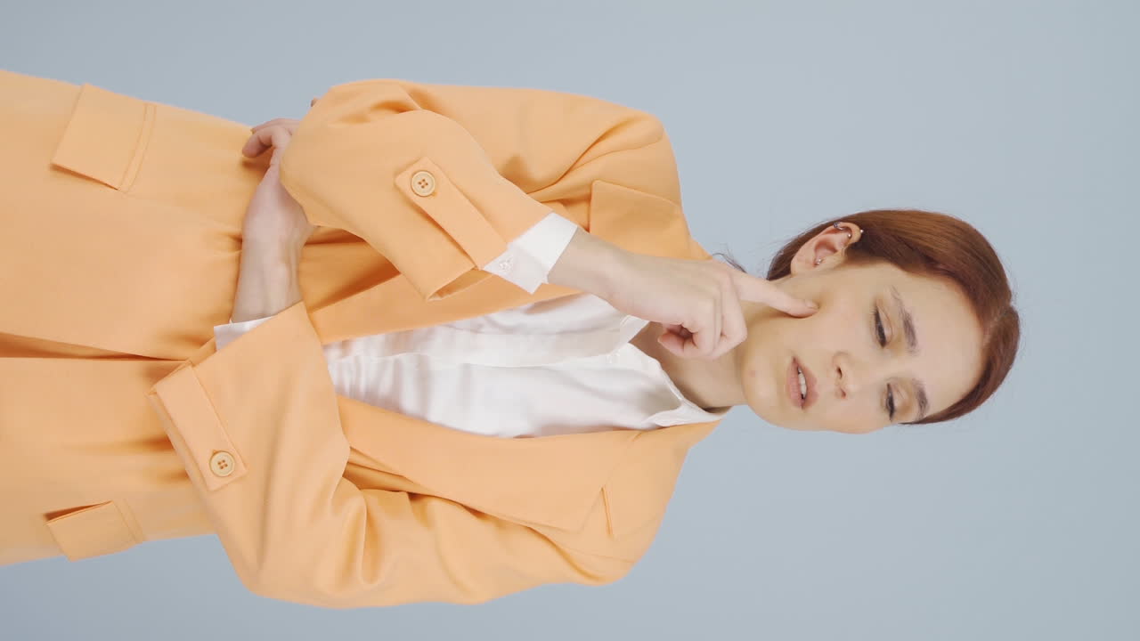 사려 깊은 사업가의 수직 비디오.