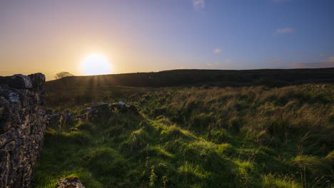 Timelapse-De-Tierras-De-Cultivo-De-Naturaleza-Rural-Con-Ruinas-De-Antiguas-Paredes-De-Piedra-Durante-La-Espectacular-Noche-Nublada-De-Puesta-De-Sol-Vista-Desde-Carrowkeel-En-El-Condado-De-Sligo-En-Irlanda