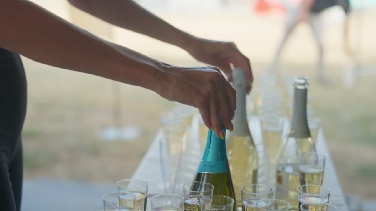 joven dama de catering durante el servicio de champán