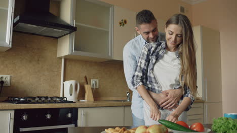 pareja cocinando juntos en la cocina