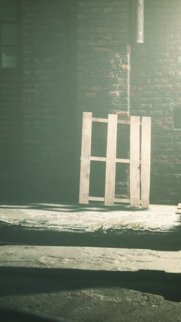 팔레트가 있는 오래된 산업 건물