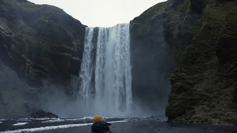 Mujer-Frente-A-Skogafoss,-En-Islandia