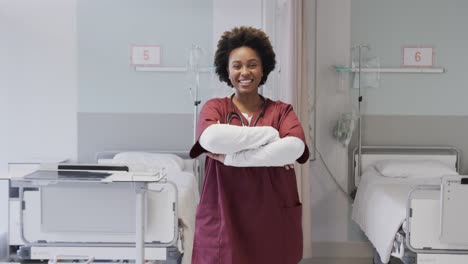 Porträt-Einer-Glücklichen-Afroamerikanischen-Ärztin-Im-Krankenhauszimmer,-Zeitlupe