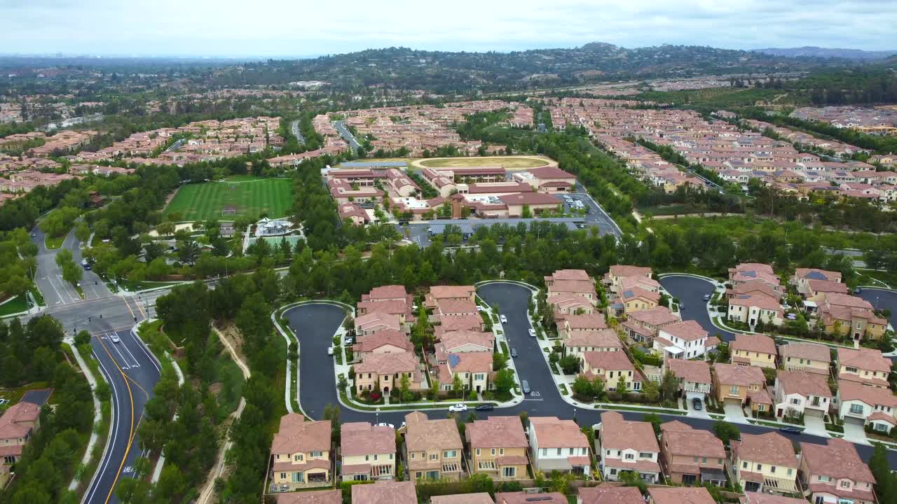 Irvine, Condado de Orange, Califórnia, EUA, vista aérea de edifícios de uma comunidade residencial abastada, plano de drone.
