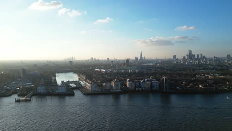 Vista-Aérea-Sobre-El-Río-Támesis-Y-Los-Muelles-De-Surrey-En-Rotherhithe,-Londres