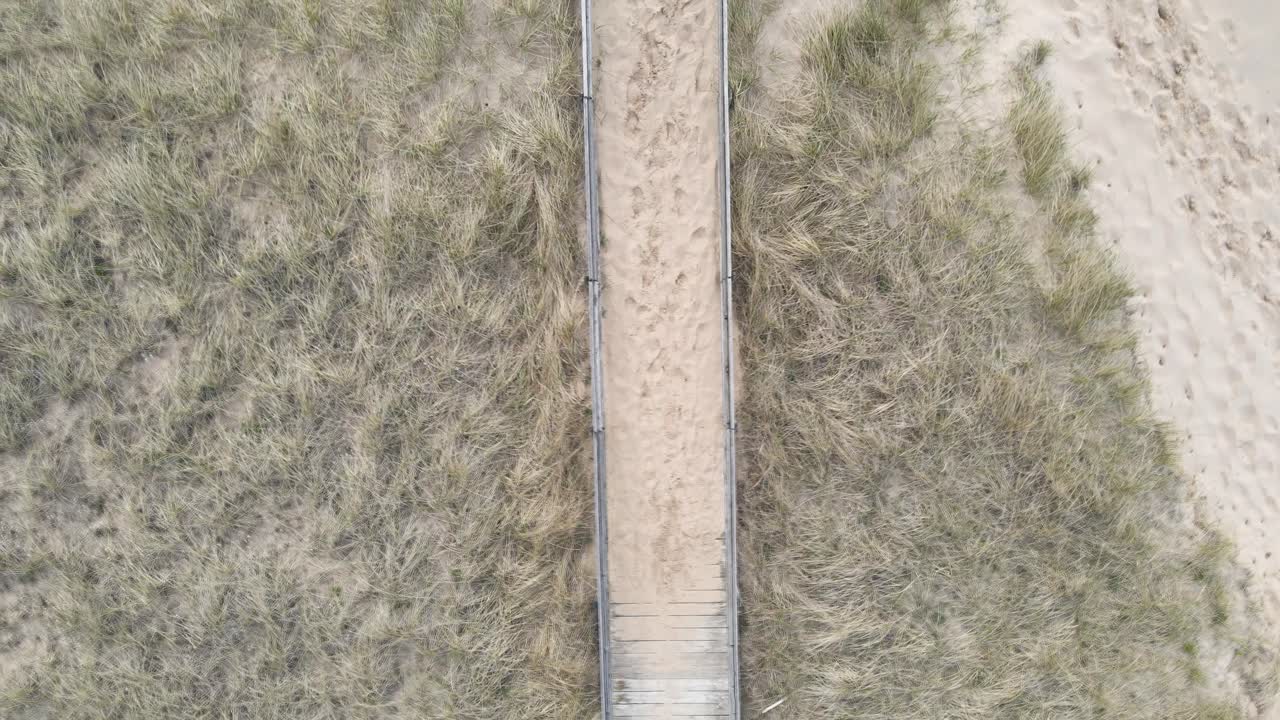 arena bloqueando el paseo marítimo después de fuertes tormentas