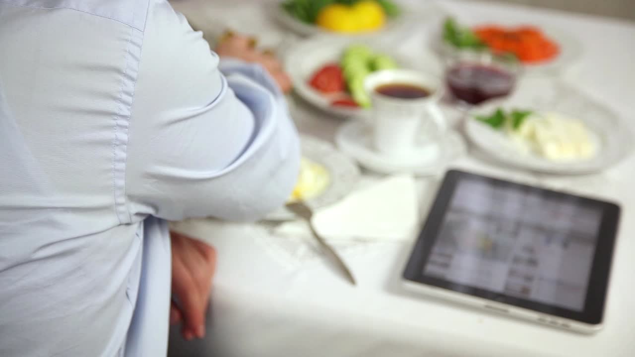 hombre de negocios usando la tableta 1