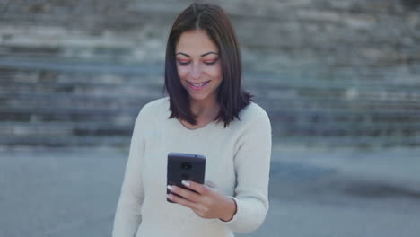 Mujer-Joven-Feliz-Teniendo-Videollamada-A-Través-De-Un-Teléfono-Inteligente