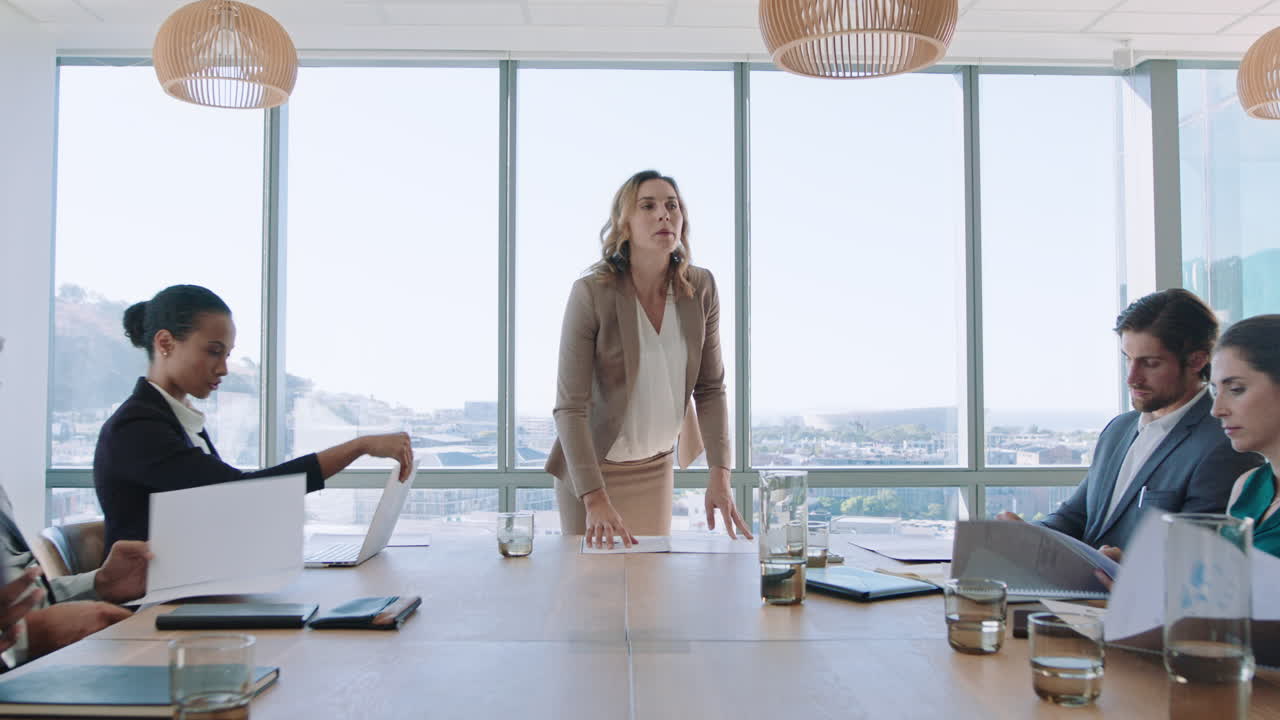 bellissima donna d'affari team leader discutendo idee creative con gli azionisti informando i colleghi condividendo la strategia di sviluppo dell'azienda in ufficio riunione di consiglio di amministrazione 4k