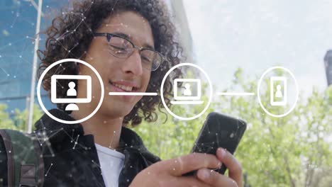 animación de iconos digitales y red de conexiones sobre hombre biracial usando teléfono inteligente en la calle